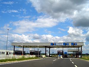 Croatia / Hungary border crossing. Packed!! Not really. Apparently not too much travel between Hungary and Croatia.