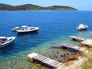 Private boat docks in Vis Town