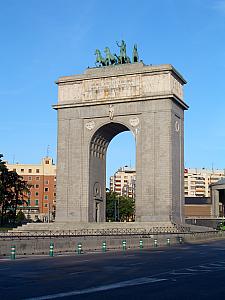 the parade started near the Victory Arch (Arco de la Victoria), so we went to see it.