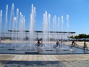 Parque Juan Carlos - kids riding bicycles through fountain