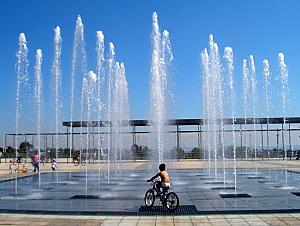 Parque Juan Carlos - kid in his underwear riding through the fountain