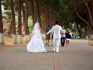 As we were leaving, we passed a bride and groom getting photographed at the site.