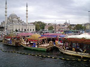 These boats were restaurants, but only the workers and the kitchen were on the boat, the people ate on land. I guess it's cheaper to rent water space than land...