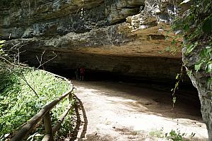 Hiking to the Natural Bridge via Balanced Rock and the Original Loop Trails -- 1.5 miles (http://toredrivergorge.com/natural-bridge/natural-bridge-via-balance-rock-and-the-original-trail-1-5-miles/)