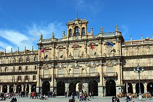 After a nearly four hour bus ride, we're happy to be in Spain! Welcome to Salamanca.