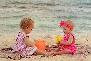 Capri and Kenley playing in the sand