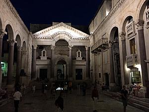 Peristil square at night